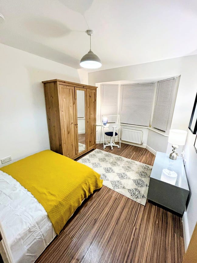 Spacious, Stylish & Comfortable Room Main Photo