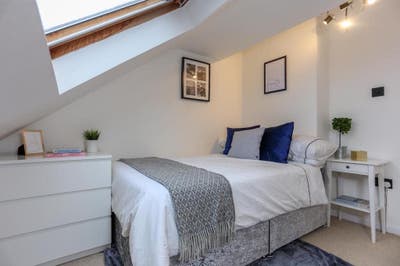 Double Bedroom in Chiswick Home W4 Main Photo