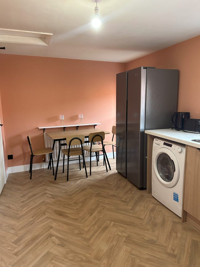 Ensuite Room in 3 Bed House - Bills Included Main Photo
