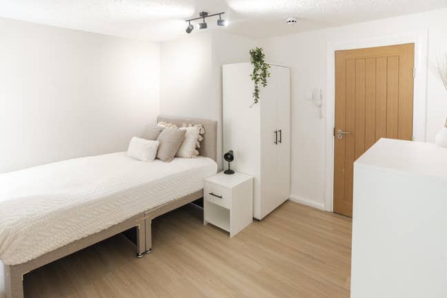 High End High Spec Refurbished Property - Dover Rd Main Photo