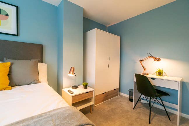 One ensuite room available in a homely house Main Photo