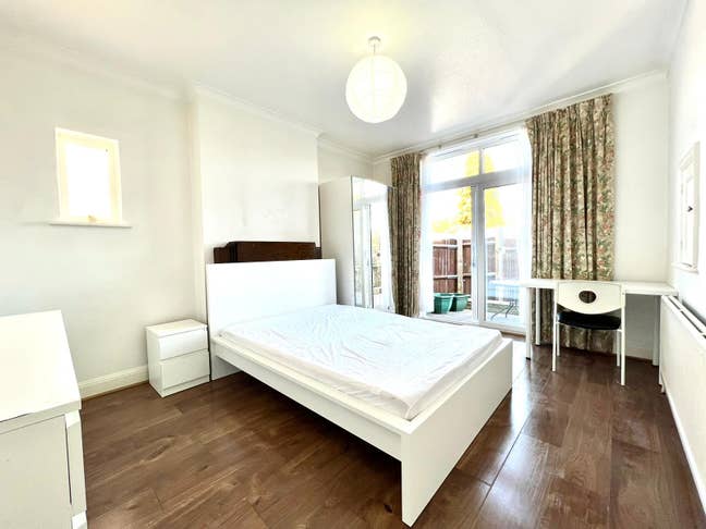 Beautiful Room in Lovely House 5 mins to Station Main Photo