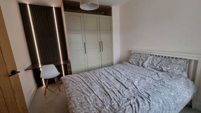 Cosy double room with built in wardrobes  Main Photo