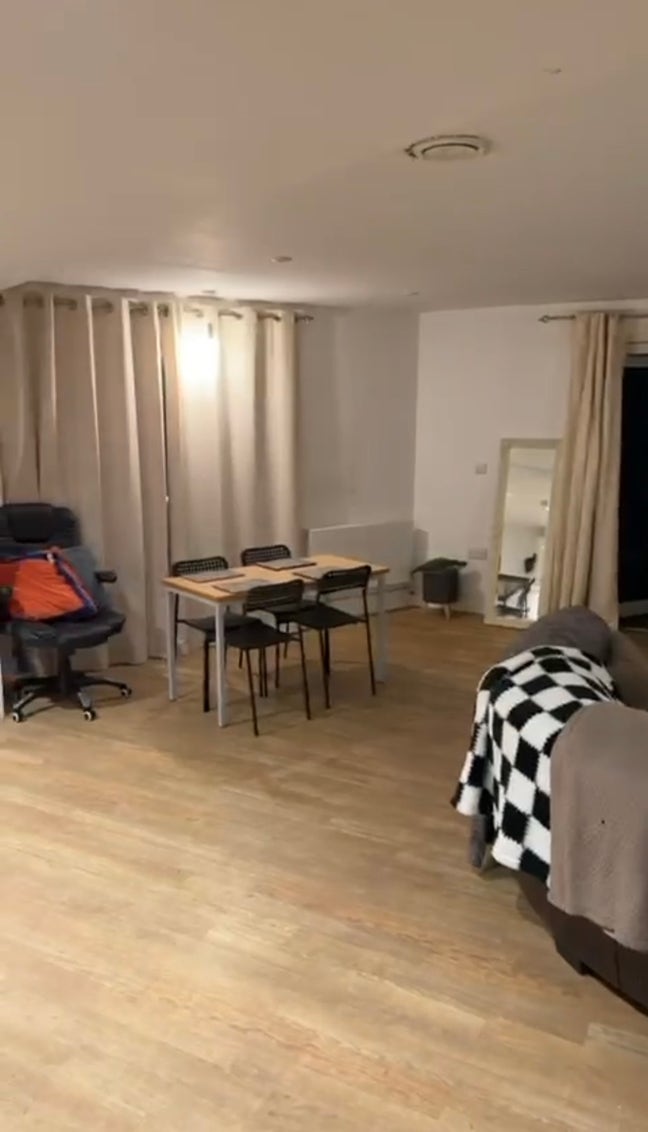 Double room in spacious flat Main Photo