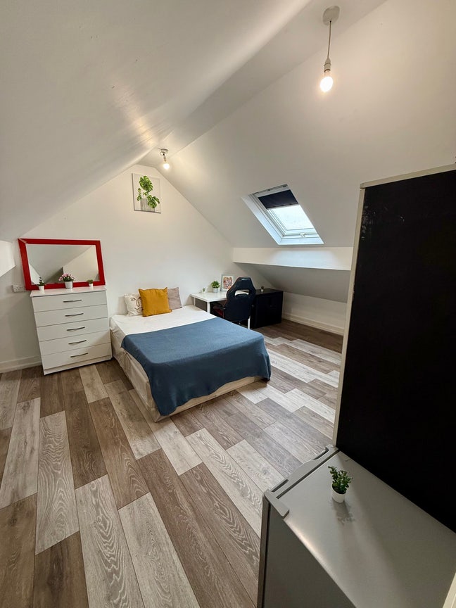 Two Spacious Room  – Close to Sudbury Hill Station Main Photo