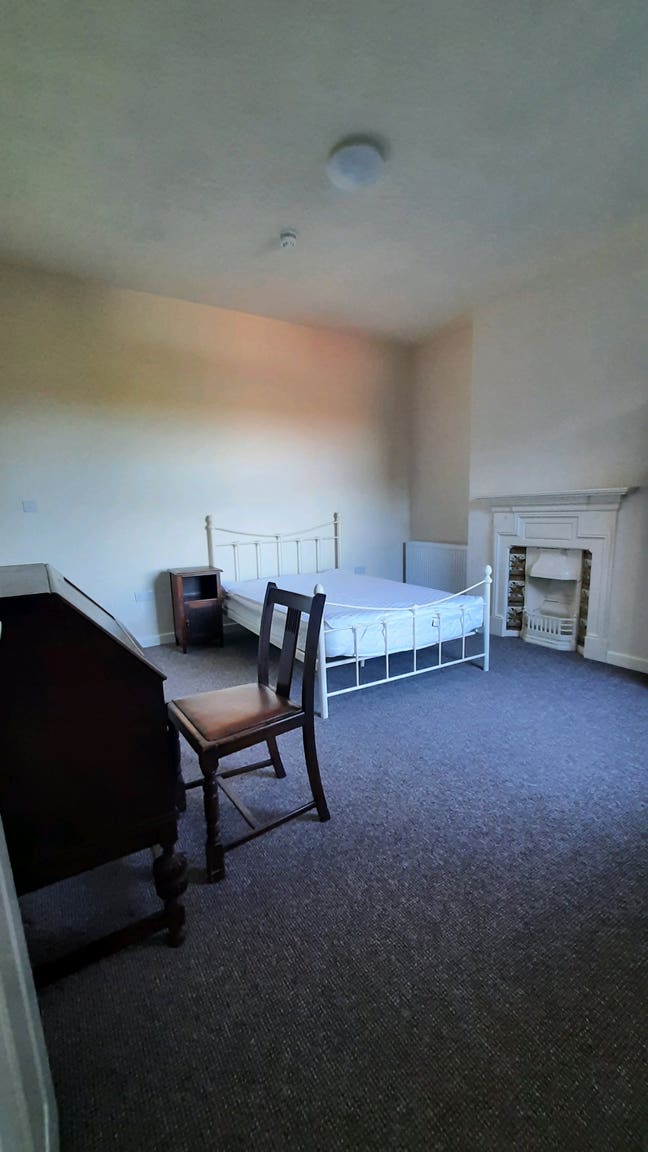 Large room with en-suite - Close to QE Hospital  Main Photo