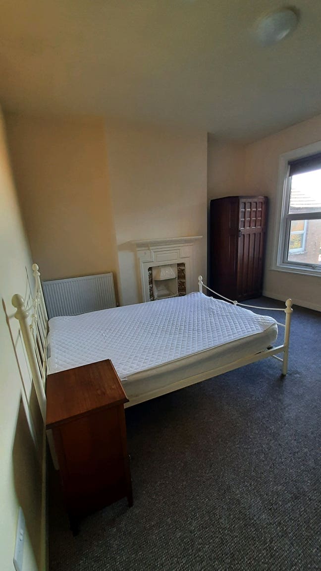 Extra large room with en-suite  Main Photo