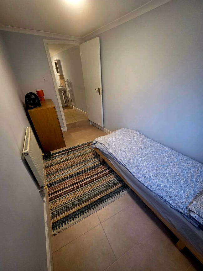 Single room... En-suite.. Private Entrance   Main Photo