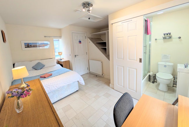 E-s double room in quiet cottage nr town centre Main Photo