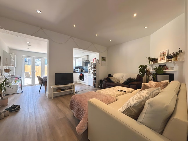 6 Bed 2 Bath House on Ipswich Road, Tooting, SW17 Main Photo