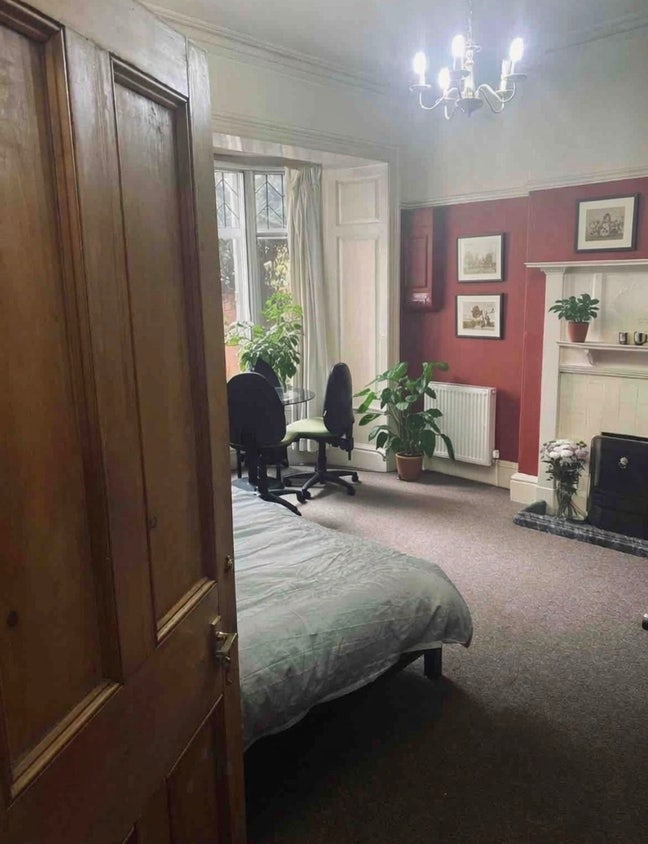 Beautiful Bay Window Oversize Room - Furnished Main Photo