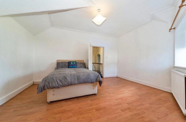 Rooms to rent in Thornliebank Main Photo