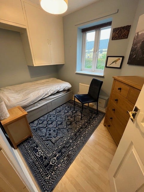 Single room, shared liv/din room, street parking Main Photo