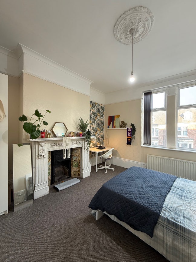 Luxury Double Bedroom Available in Spacious 5 Bed Main Photo