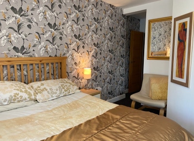 Spacious double room with ensuite in quiet house Main Photo