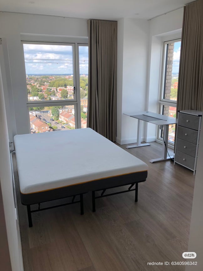 Royal Eden Docks Custom House room available Main Photo