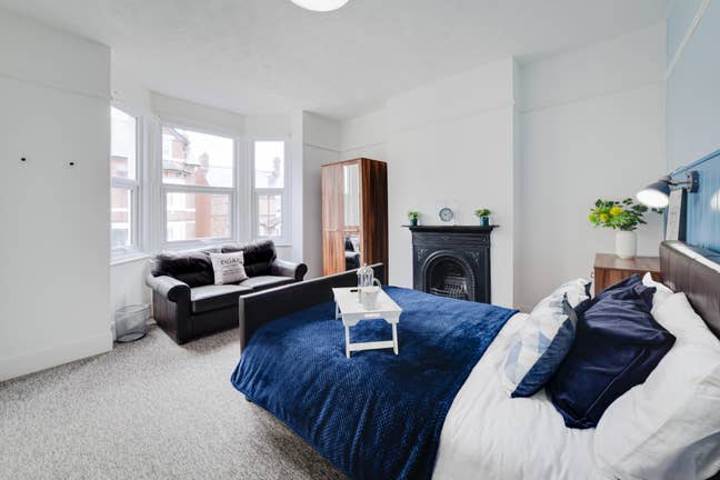 Fabulous en suite in newly renovated house Main Photo