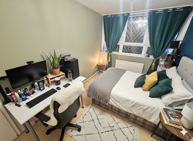 Wide Room - 5min to DLR - Friendly Area ! Main Photo