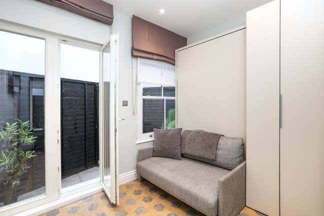 Bedsit - Bills Included in Baker Street +Patio 🔥 Main Photo