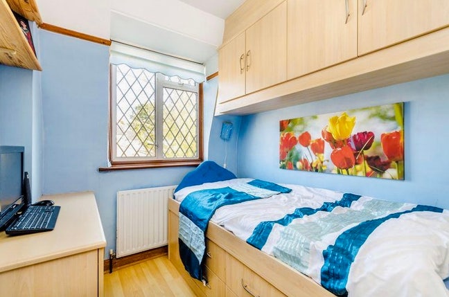 Single bedroom in 4 bed house  Main Photo