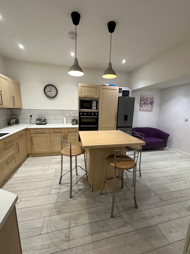 Huge Double room in newly renovated apartment  Main Photo