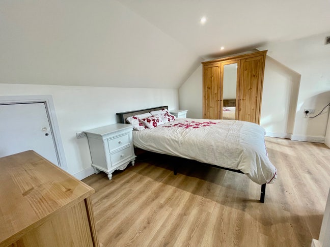 Large double room with en-suite, couples or single Main Photo