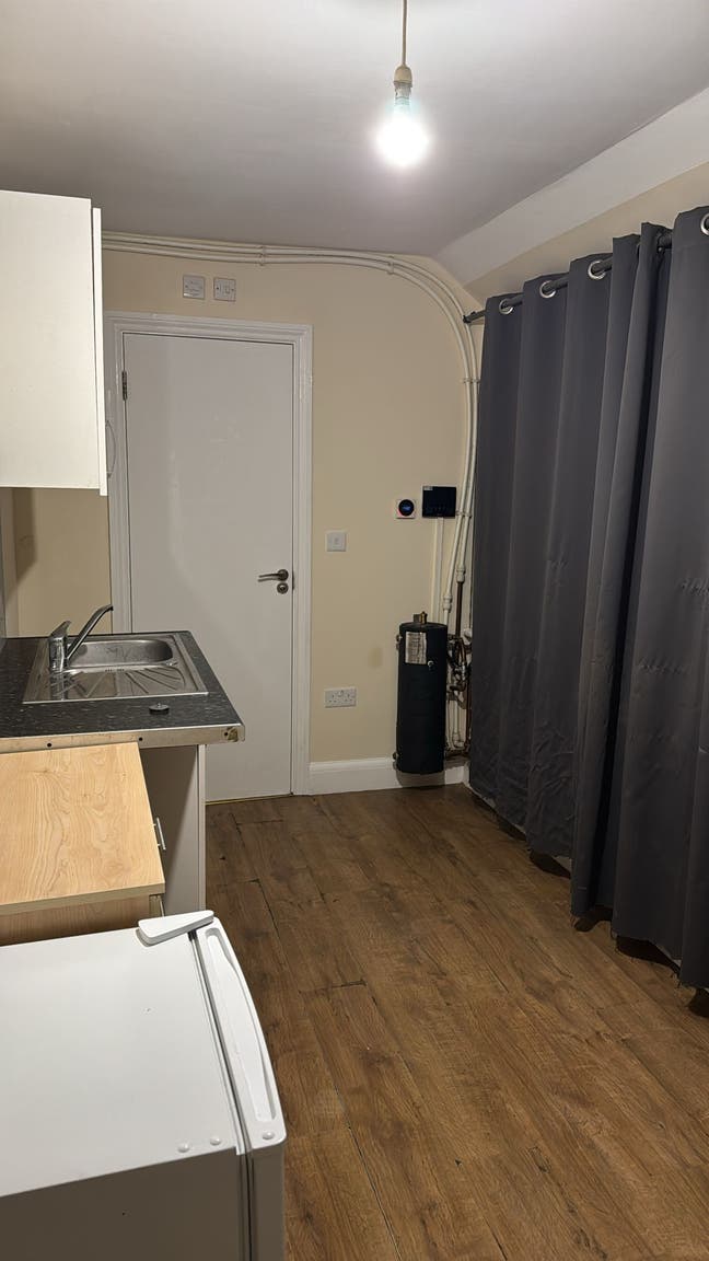 Studio Room Available – North Circular Road, NW2 Main Photo