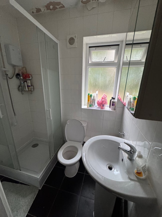 Two rooms available in a furnished house Main Photo