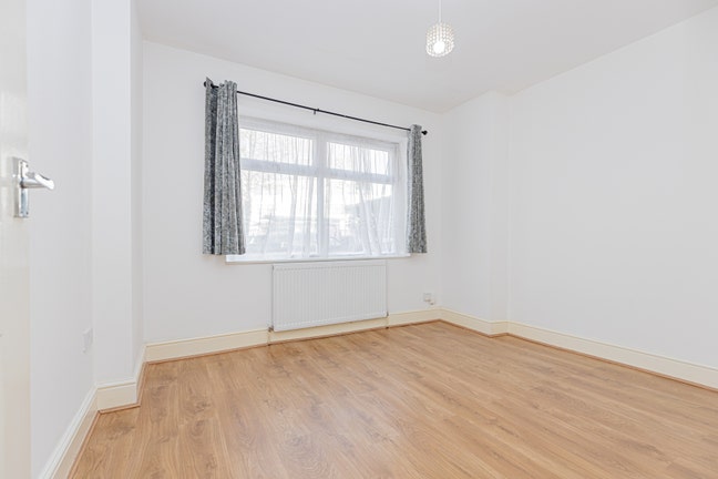 Superb 3 double bedroom flat with garden  Main Photo