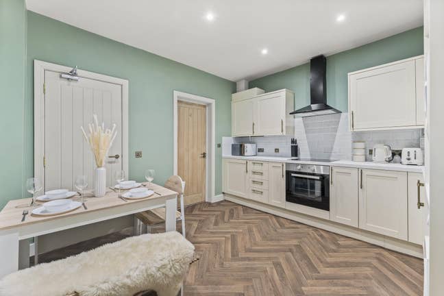 The Homely En-Suite Room - Belsize Avenue PE2 Main Photo