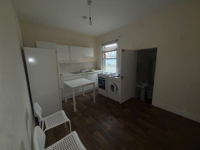 1 Bedroom Flat in Collier Wood Main Photo