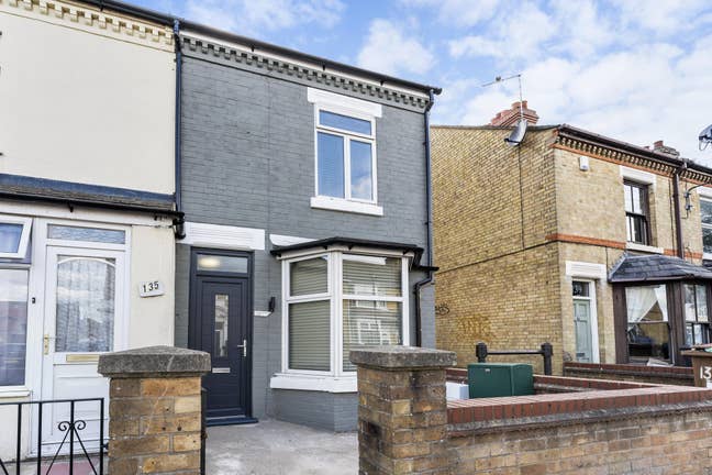 The Homely En-Suite Room - Belsize Avenue PE2 Main Photo