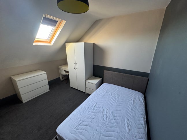 Amazing Value Close to Town 🔥 All Bills Included Main Photo