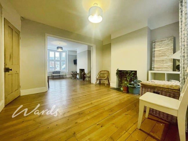 This well-presented three-bedroom terrace house Main Photo