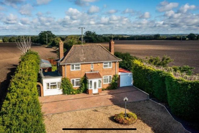 Spacious Ground Floor Accommodation & Single Room Main Photo