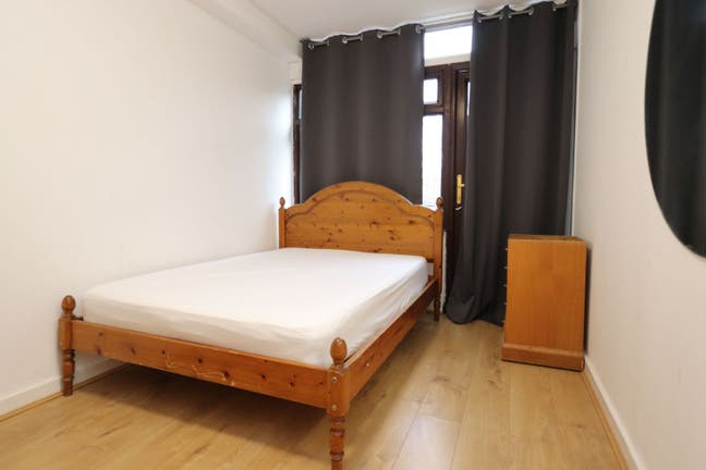 2 Rooms in a House Just 5 Min Walk from Wembley  Main Photo