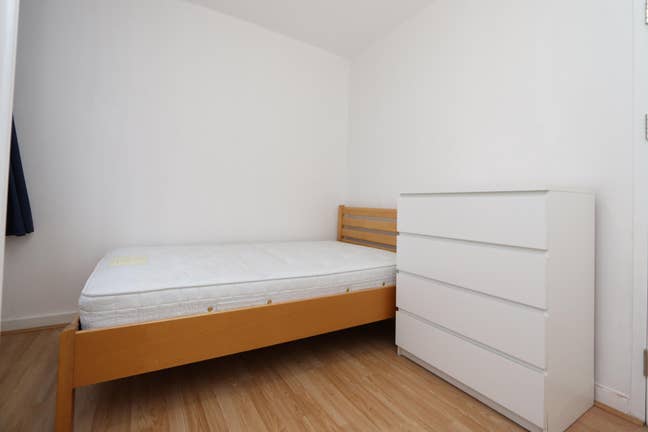 2 Rooms in a House Just 5 Min Walk from Wembley  Main Photo