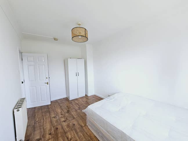 Lovely Double Room@Bow Road/E3 2LH Main Photo