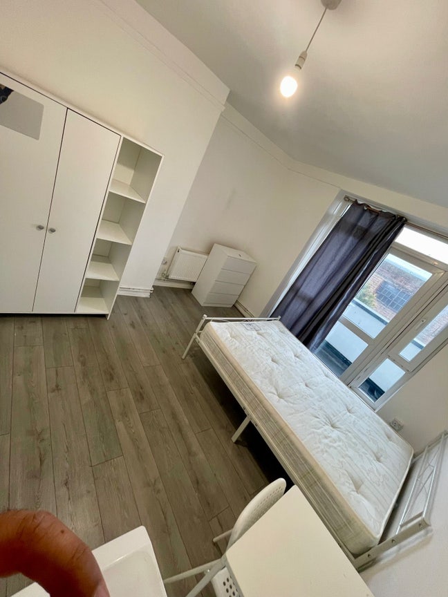 Beautiful Double Room At Bromley By Bow  Main Photo