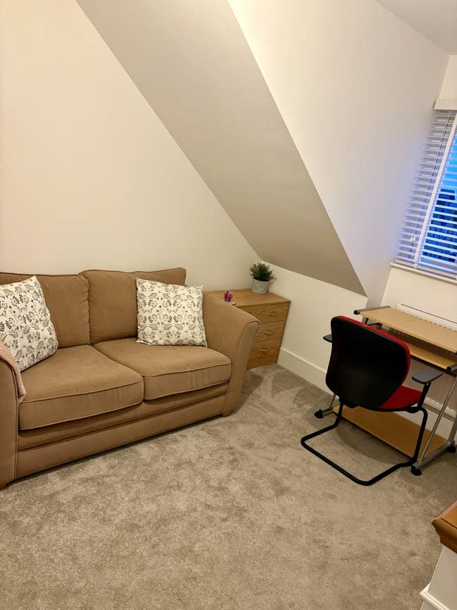 Double room - private bathroom and own living room Main Photo