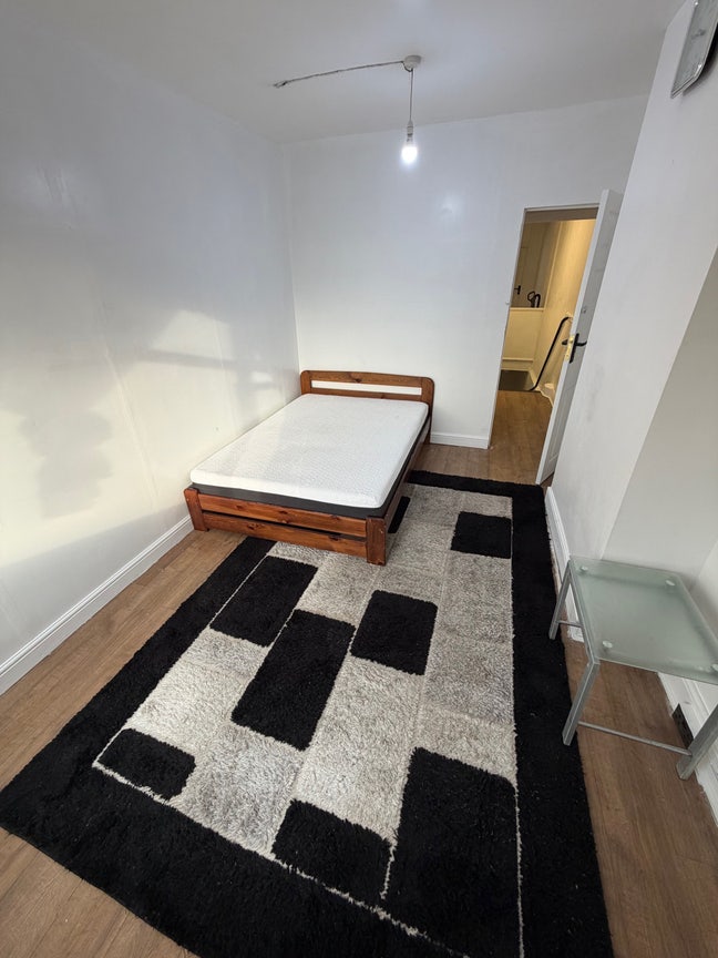 Spacious Comfy Double Room For Rent Main Photo