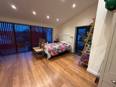 Spacious sunny en suite room own access & parking Main Photo