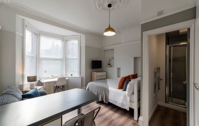 Studio flat available in Heaton Main Photo