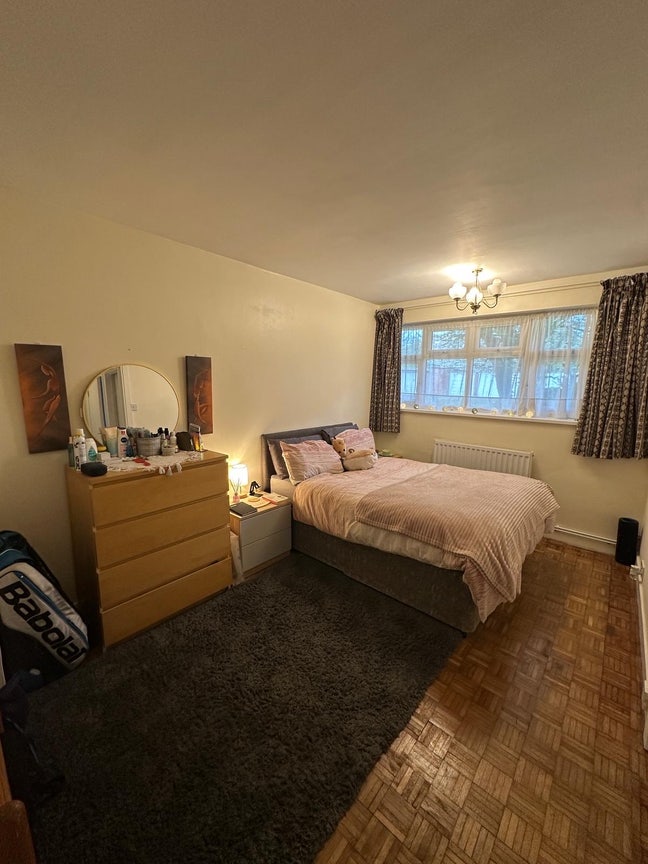 Double bedroom in Putney flat Main Photo