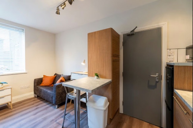 Studio flat available in Heaton Main Photo