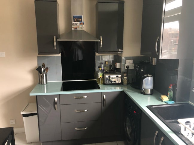 Single room is available in East Putney Main Photo