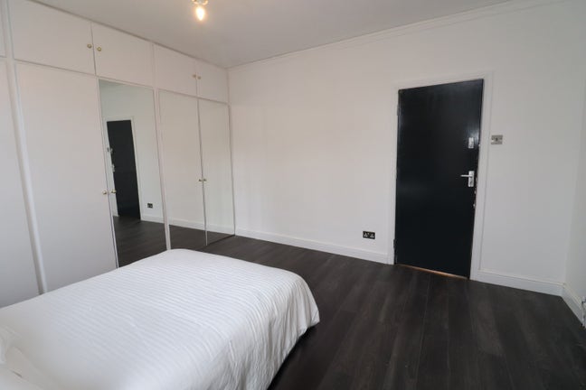 Double Room in West Hamsptead- Jubile Line Zone 2 Main Photo