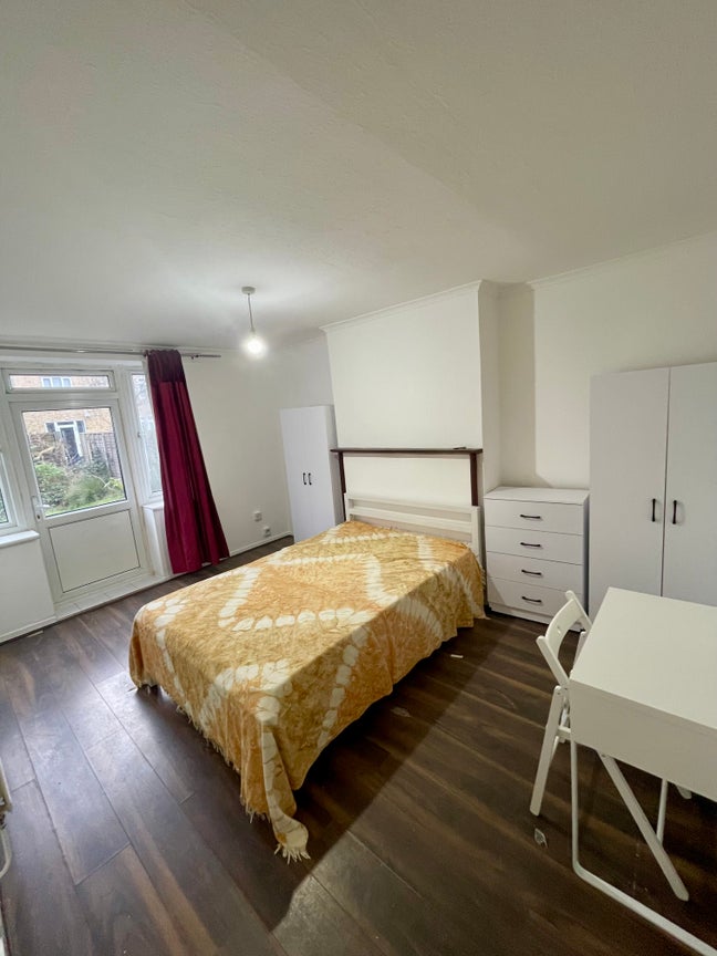 Newly Refurbished House * All Rooms Available Now* Main Photo