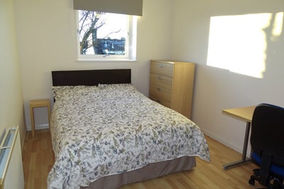 Double room in 2 bed Rosemount flat Main Photo