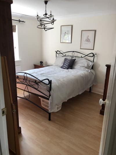 Female / Whiteley / Double Room-Furnished  Main Photo